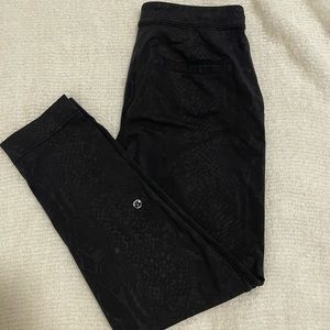 Size 4 LULU jogger “on the fly”